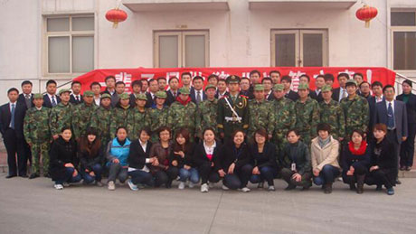 2009年食品板块礼聘“国旗护卫队」亟士进行军事化训练